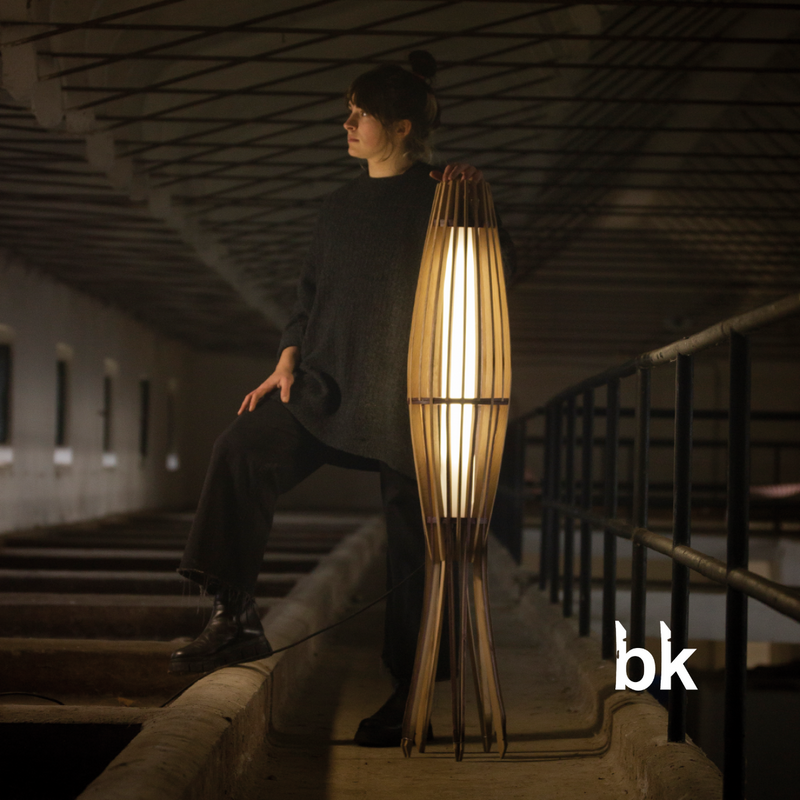 Baku es un artesano de Toaster Home que trabaja la iluminación de una manera única. Lámparas hechas a mano a partir de barricas de vino recicladas